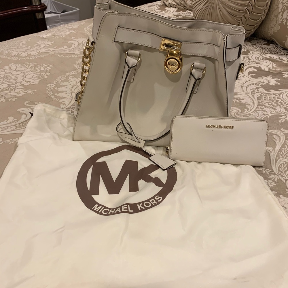 Michael kors bag with wallet. Color is vanilla.